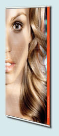 V�gdisplay. En elegant og diskret l�sning til montering af bannere direkte p� v�ggen.