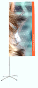 Flag-Extenderen er en ideel l�sning, n�r der skal laves kampagner i �jenh�jde. Der opn�s en flot effekt, n�r flagene st�r p� gulvet midt imellem varerne i butikker og showrooms.