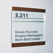 Fås som dørskilt, oversigtstavle, etagetavle mm.: Når De vælger Sign Craft design får De et stærkt konceptet, der bringer Dem videre i eksklusiv skilte og skiltning.