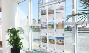 E-motion giver mulighed for en stor profileringsplakat, eller det dobbelte antal emner, på den samme vindues plads!