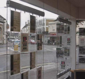 E-motion med 4x4 A4 lommer hos ejendomsmægler