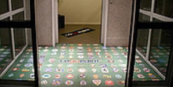 Reklamem�tter - Carpet Gold - Carpet - Silver Vinyl Floor - er en fantastisk m�de at pr�sentere dit budskab p�.