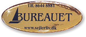 Prismelabels med budskab, firmanavn og logo.