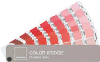 21021 PMS Color Bridge Coated EURO Praktisk vifte med 1114 PANTONE-farver og tilsvarende CMYK-simuleringer efter ISO Coated trykt ved siden af hinanden.