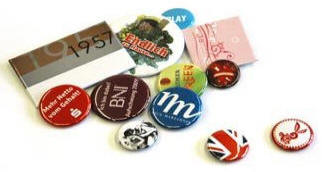 Badges med nål, i mange varianter.