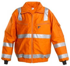 Antiflame vinterjakke Model: 1092-410-10Antiflamme pilotjakke med microfleece krave og flammehæmmende quilt som for. 2 brystlommer og en indvendig lynlåslomme. Linningen har elastik. Lynlåsstrop. Blyantlomme på ærme. Vind- og vandafvisende. Flammehæmmende 3M - 8935 reflekser. 100% bomuld Antiflame - Pyrovatex® Findes i str: S - 3XL DKK pris fra 1.098,75