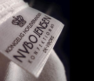 Nybo Jensen Konfektion A/S vil ogs� i fremtiden pr�ge det europ�iske marked for finere erhvervsbekl�dning. Derfor bruges der fortsat store ressourcer p� nyudvikling b�de indenfor design og metervarer, og produktionsmetoder. Vi s�ger at tilpasse os udfra pris, kvalitet og service. Vi g�r ikke p� kompromis, og yder til stadighed vort bedste inden for tekstilkendskab og service. Nybo Jensen forudser, at markedet i fremtiden vil stille stadig st�rre krav til parametre som leveringstid, produktionsteknikker og salgsarbejde, hvorfor en stor del af de her n�vnte artikler vil leve op til hurtig levering og en vis suppleringsgaranti.