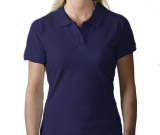 2022 Polo pique shirt Smart lady polo pique. Tone-i-tone knapper i stolpen og med �rmerib.