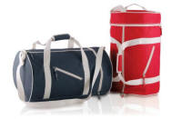 START UP SU.50 55 x 32 cm. 44,21 liter Sportstaske i 600D polyester, med stikninger i kontrastfarve, store frontallomme, justerbar skulderrem, h�ndtag med h�ndd�kning