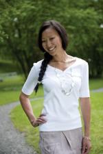 T-shirt til dame. 3 knapper og V-hals.