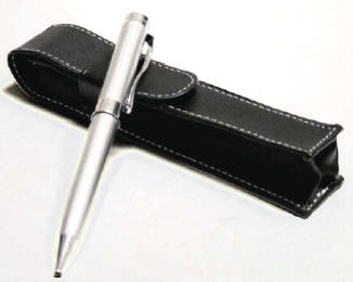 Pen. Leveres i etui.