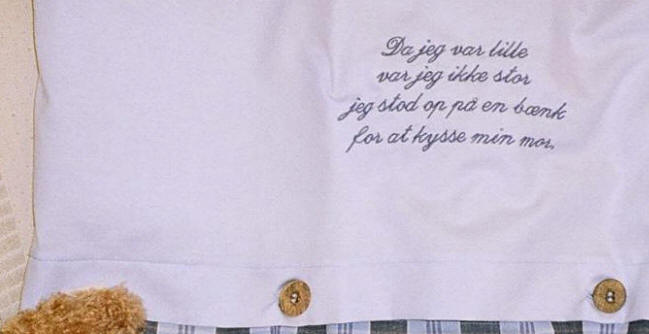 Der findes i dette koncept et unikt udvalg af super l�kkert senget�j, puder, ammepuder med fjer, boghvedepuder, d�bskjoler, der altsammen kan leveres med individuelt broderi.