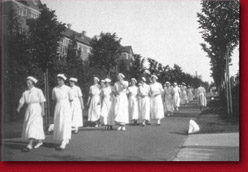 Bispebjerg Hospital Den hvide kappes historie begynder p Kbenhavns Garnisonshospital i begyndelsen af 1900-tallet, hvor kappen som det frste sted i Danmark bliver en del