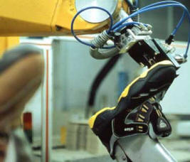 "Made in Germany" er en forpligtelse og derfor bliver Atlas Sikkerhedssko udviklet og individuelt fremstillet med hightech teknologi p� fabrikken i Dortmund.