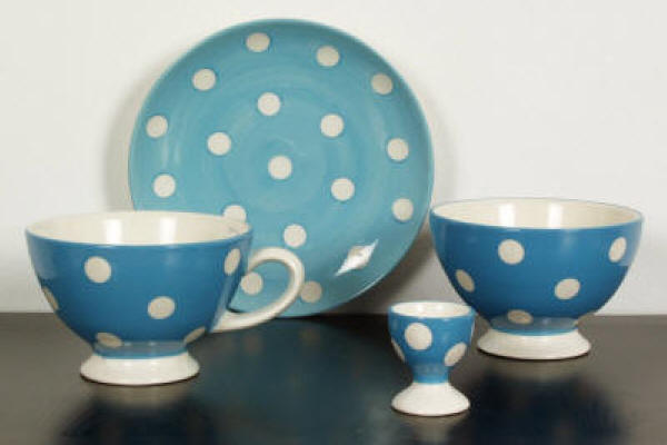 Polka Dot Fransk designet h�ndmalet&nbsp;fajance. T�ler maskin- opvask, ovn og microovn. F�es i mange farver.
