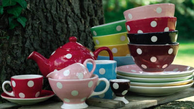 Polka Dot Fransk designet h�ndmalet&nbsp;fajance. T�ler maskin- opvask, ovn og microovn. F�es i mange farver.