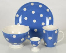 Polka Dot Fransk designet h�ndmalet&nbsp;fajance. T�ler maskin- opvask, ovn og microovn. F�es i mange farver.