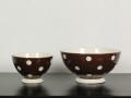 Polka Dot Fransk designet h�ndmalet&nbsp;fajance. T�ler maskin- opvask, ovn og microovn. F�es i mange farver.