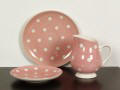 Polka Dot Fransk designet h�ndmalet&nbsp;fajance. T�ler maskin- opvask, ovn og microovn. F�es i mange farver.