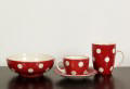 Polka Dot Fransk designet h�ndmalet&nbsp;fajance. T�ler maskin- opvask, ovn og microovn. F�es i mange farver.