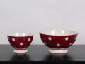 Polka Dot Fransk designet h�ndmalet&nbsp;fajance. T�ler maskin- opvask, ovn og microovn. F�es i mange farver.