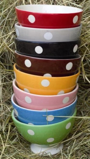 Polka Dot Fransk designet h�ndmalet&nbsp;fajance. T�ler maskin- opvask, ovn og microovn. F�es i mange farver.