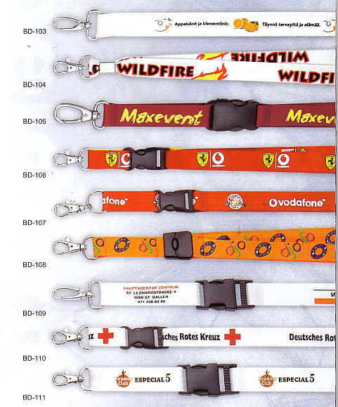 Lanyards med Safelock, Bælter, Kuffertremme, Handstraps, Karabinhager, Id-holder, Blinkende badge med magnet, Kompas, Fløjter, Skosnøre, og meget mere.