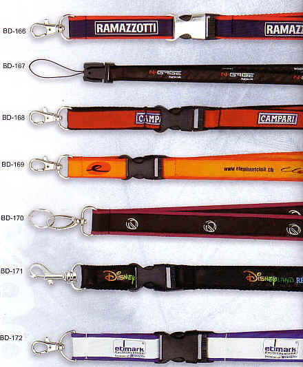 Lanyards med Safelock, Bælter, Kuffertremme, Handstraps, Karabinhager, Id-holder, Blinkende badge med magnet, Kompas, Fløjter, Skosnøre, og meget mere.