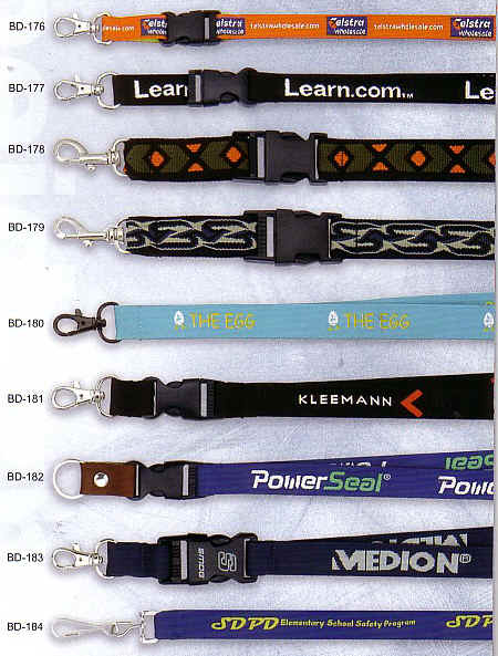 Lanyards med Safelock, Bælter, Kuffertremme, Handstraps, Karabinhager, Id-holder, Blinkende badge med magnet, Kompas, Fløjter, Skosnøre, og meget mere.