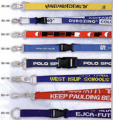 Lanyards med Safelock, Bælter, Kuffertremme, Handstraps, Karabinhager, Id-holder, Blinkende badge med magnet, Kompas, Fløjter, Skosnøre, og meget mere.