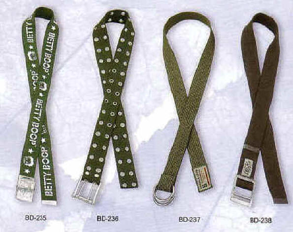 Lanyards med Safelock, Bælter, Kuffertremme, Handstraps, Karabinhager, Id-holder, Blinkende badge med magnet, Kompas, Fløjter, Skosnøre, og meget mere.