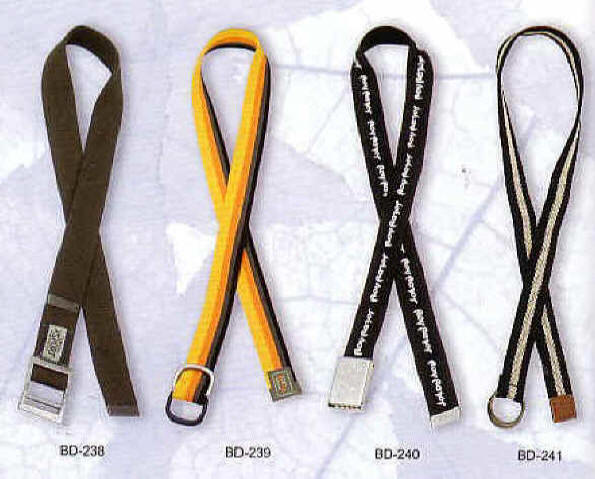Lanyards med Safelock, Bælter, Kuffertremme, Handstraps, Karabinhager, Id-holder, Blinkende badge med magnet, Kompas, Fløjter, Skosnøre, og meget mere.