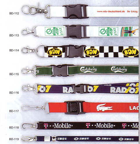 Lanyards med Safelock, Bælter, Kuffertremme, Handstraps, Karabinhager, Id-holder, Blinkende badge med magnet, Kompas, Fløjter, Skosnøre, og meget mere.