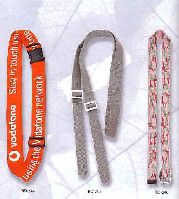 Lanyards med Safelock, B�lter, Kuffertremme, Handstraps, Karabinhager, Id-holder, Blinkende badge med magnet, Kompas, Fl�jter, Skosn�re, og meget mere.