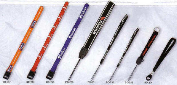 Lanyards med Safelock, Bælter, Kuffertremme, Handstraps, Karabinhager, Id-holder, Blinkende badge med magnet, Kompas, Fløjter, Skosnøre, og meget mere.