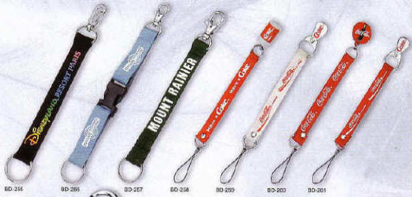 Lanyards med Safelock, Bælter, Kuffertremme, Handstraps, Karabinhager, Id-holder, Blinkende badge med magnet, Kompas, Fløjter, Skosnøre, og meget mere.