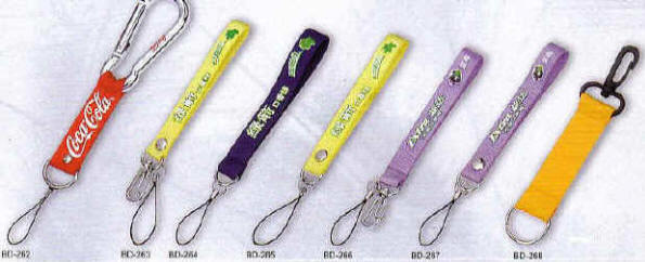 Lanyards med Safelock, Bælter, Kuffertremme, Handstraps, Karabinhager, Id-holder, Blinkende badge med magnet, Kompas, Fløjter, Skosnøre, og meget mere.