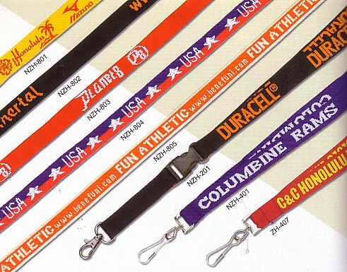 Lanyards med Safelock, Bælter, Kuffertremme, Handstraps, Karabinhager, Id-holder, Blinkende badge med magnet, Kompas, Fløjter, Skosnøre, og meget mere.