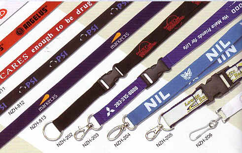 Lanyards med Safelock, Bælter, Kuffertremme, Handstraps, Karabinhager, Id-holder, Blinkende badge med magnet, Kompas, Fløjter, Skosnøre, og meget mere.