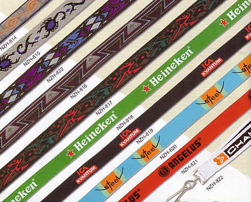 Lanyards med Safelock, Bælter, Kuffertremme, Handstraps, Karabinhager, Id-holder, Blinkende badge med magnet, Kompas, Fløjter, Skosnøre, og meget mere.