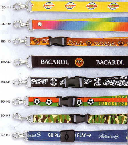 Lanyards med Safelock, Bælter, Kuffertremme, Handstraps, Karabinhager, Id-holder, Blinkende badge med magnet, Kompas, Fløjter, Skosnøre, og meget mere.