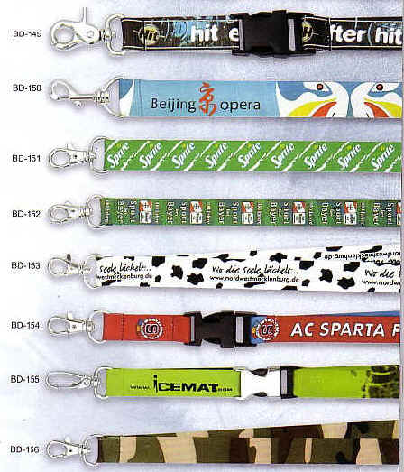 Lanyards med Safelock, Bælter, Kuffertremme, Handstraps, Karabinhager, Id-holder, Blinkende badge med magnet, Kompas, Fløjter, Skosnøre, og meget mere.