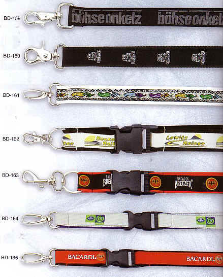 Lanyards med Safelock, Bælter, Kuffertremme, Handstraps, Karabinhager, Id-holder, Blinkende badge med magnet, Kompas, Fløjter, Skosnøre, og meget mere.