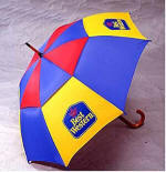 Paraply med dobbelt lag nylon, der giver "stormsikker" ventilation.