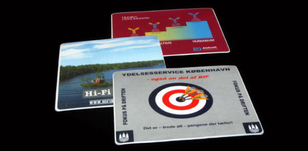 2.8.01 Musemåtte med indsvejset tryksag - i formatet 200 x 230 mm., forside 0,25 mm. Ontario - bagside hvid/hvid 1,5 mm opskummet folie