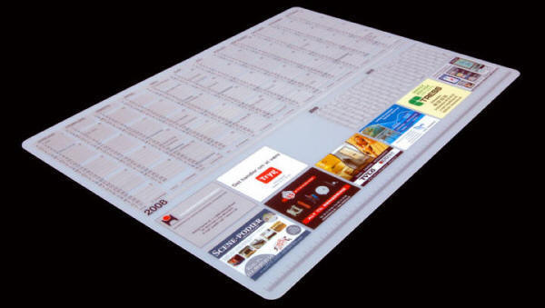 2.8.09 S0372/8261 Skriveunderlag med offsettryk i 1,0 mm frostet soft-PP i formatet 480 x 640 mm