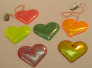 CE-godkendte reflekshangers, vest, brikker, eller blot refleks, i alle afskygninger, fra lager eller i produktion, efter tilbud.