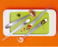 Appetize De sm� spiseredskaber i rustfrit st�l er som indbydende bordsmykker, der indbyder b�de �je og h�nd.