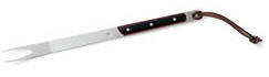 I en helt ny serie af l�kre solide Grill Tools er denne smukt udf�rte steggaffel en af i alt tre dele.