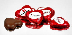 L�kre hjerter. Kvalitets m�lke chokolade i r�dt - eller guld folie. Leveres med label p�trykt logo eller hilsen. 